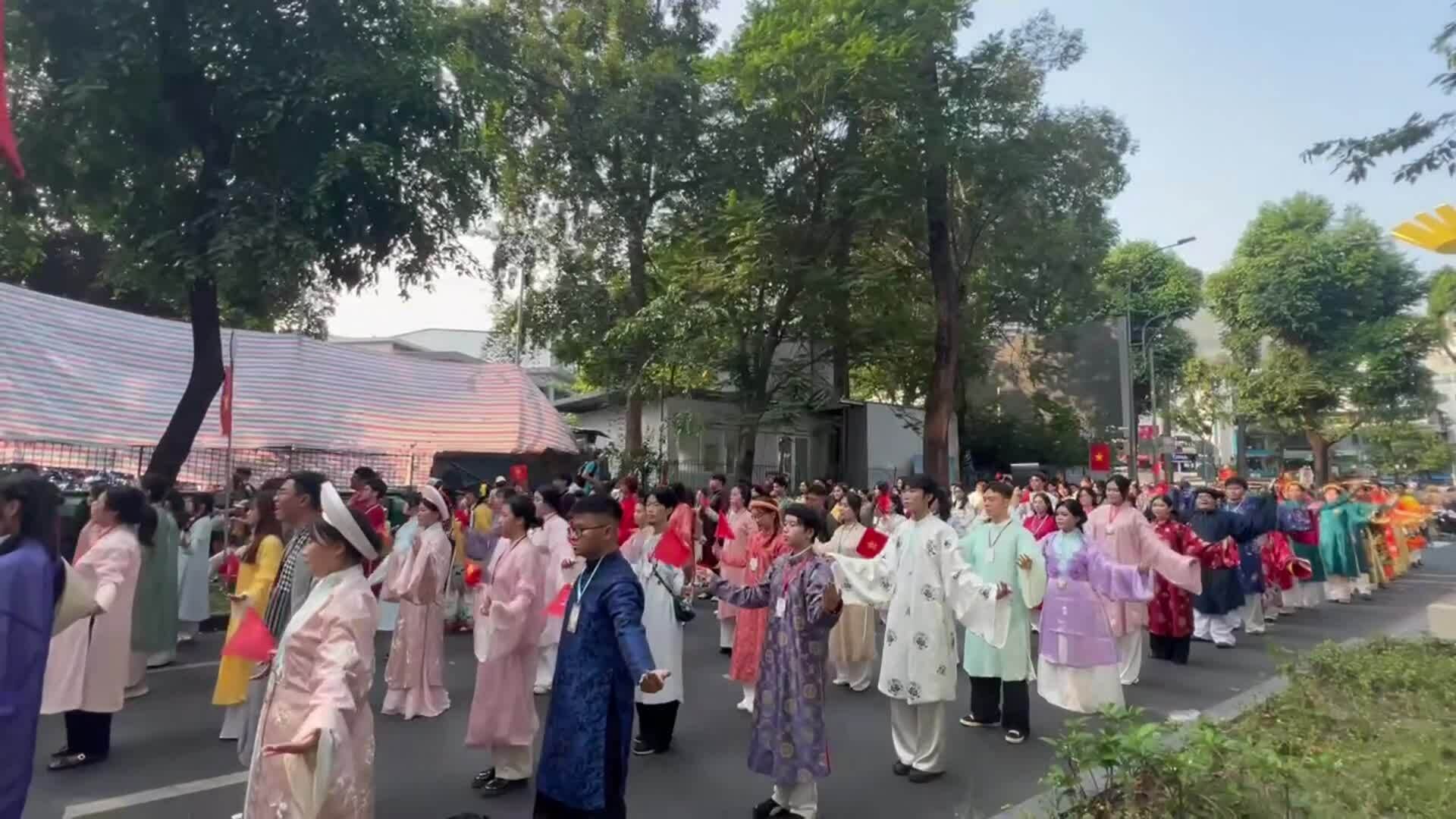 Giới trẻ mặc Việt phục nhảy flashmob tại TP HCM