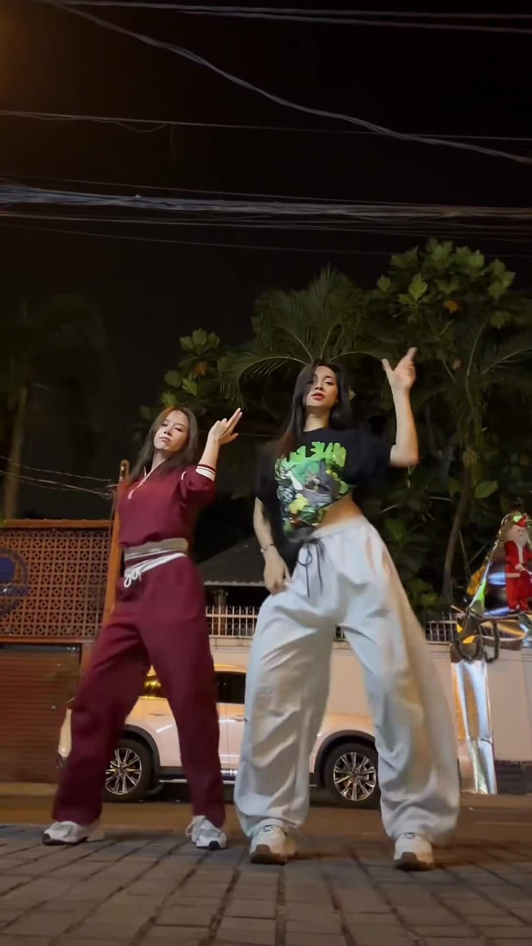 Á hậu Minh Kiên thể hiện vũ đạo