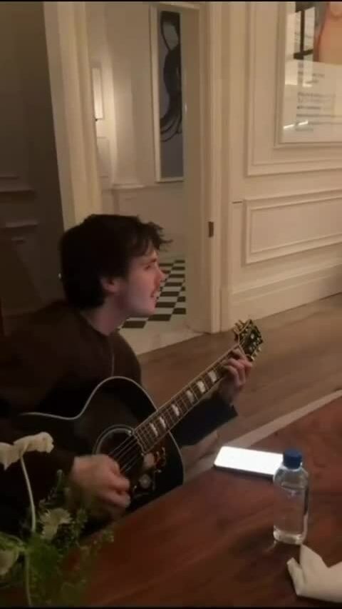 Cruz chơi guitar, đệm nhạc ca khúc 