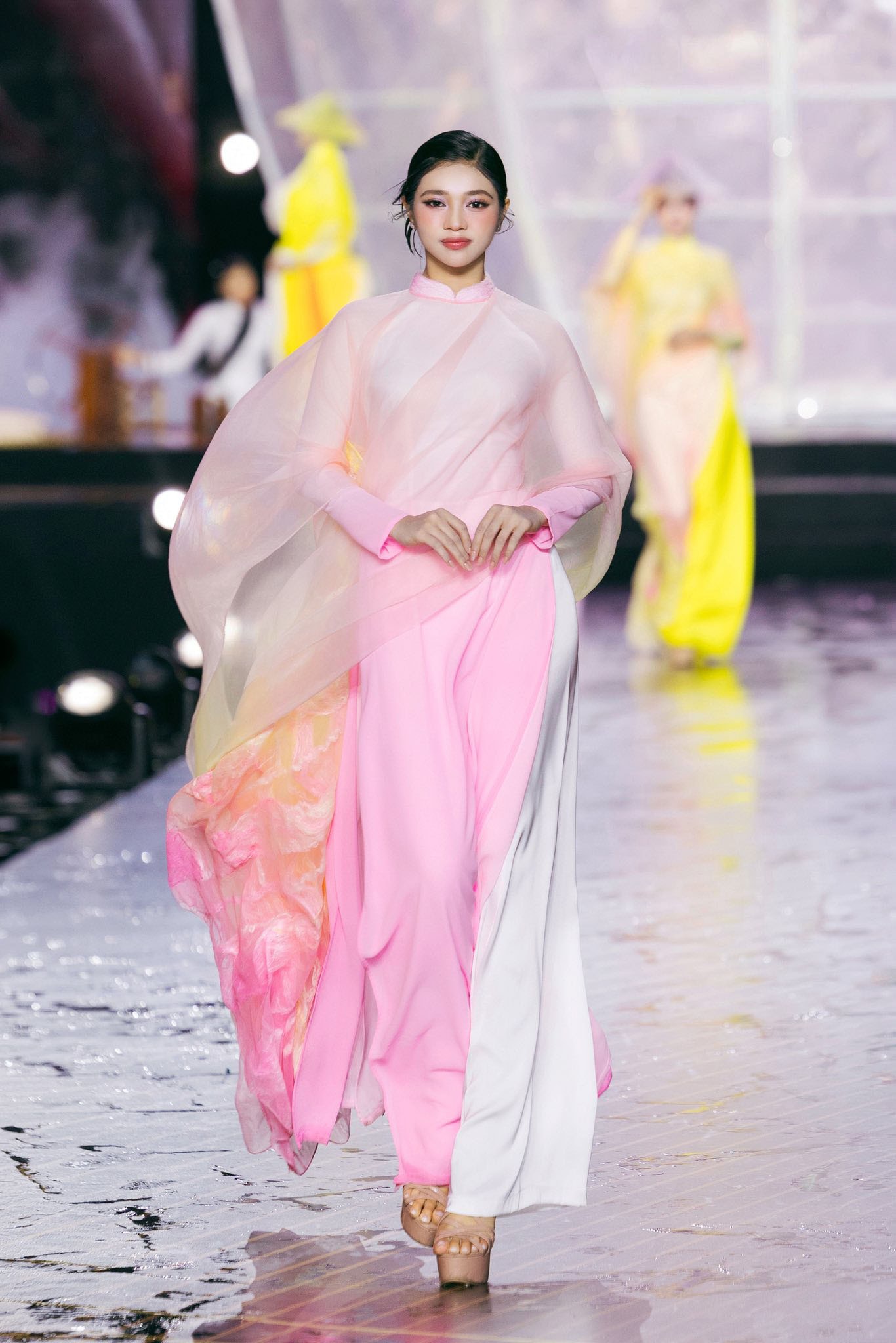 Huỳnh Minh Kiên catwalk với áo dài