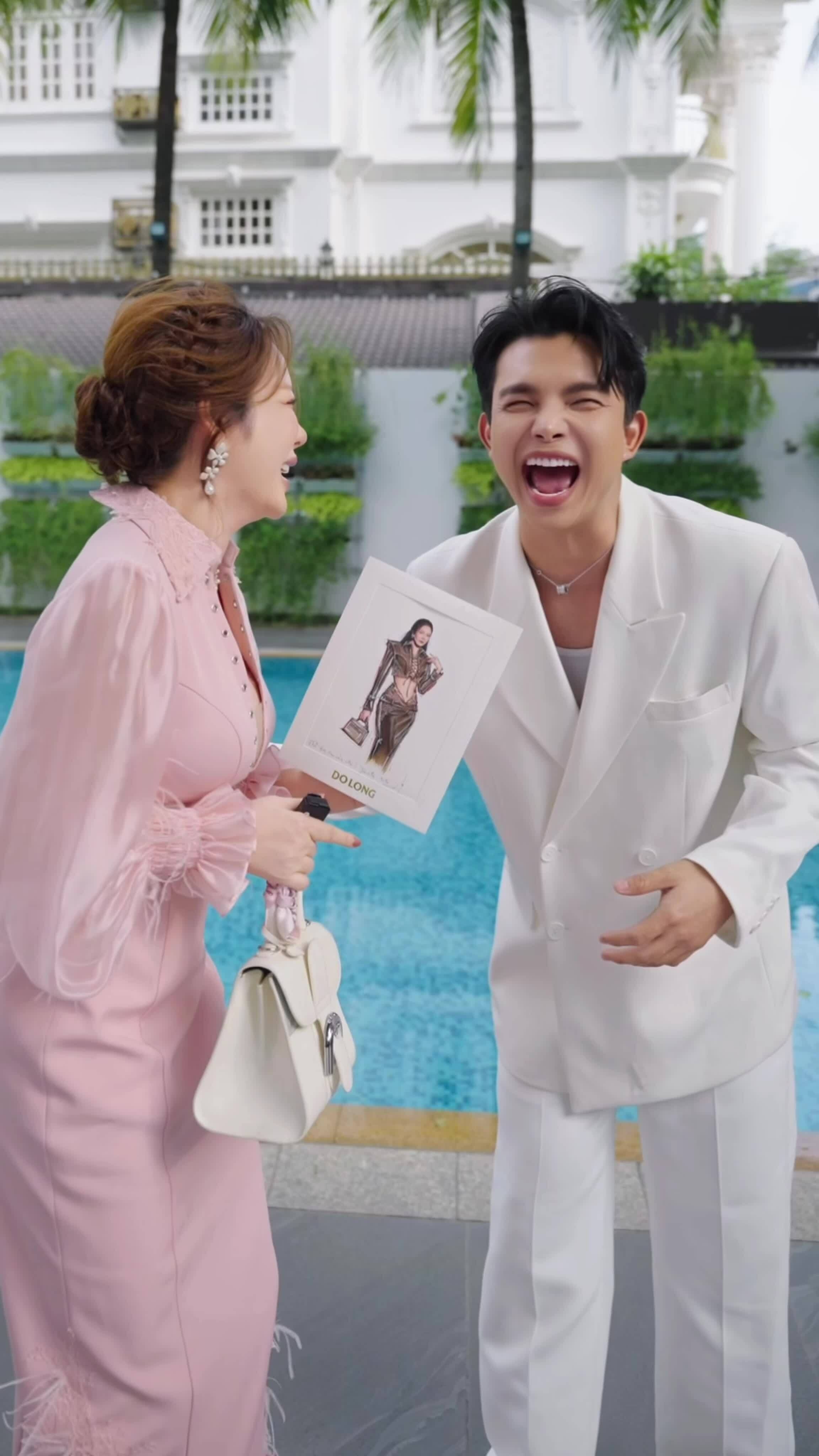 Lý Nhã Kỳ mặc gợi cảm dự show Đỗ Long