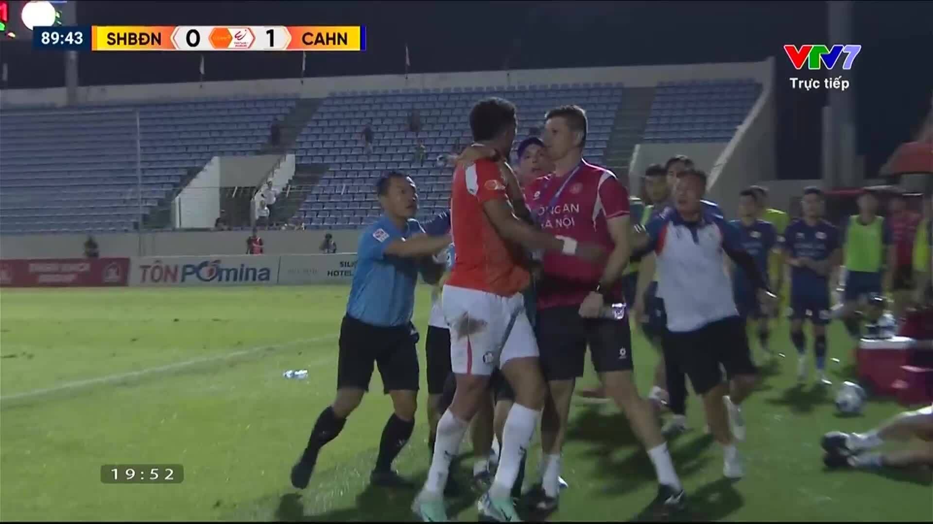 Tiền đạo Đà Nẵng Henen va chạm với trợ lý HLV CAHN Viegas