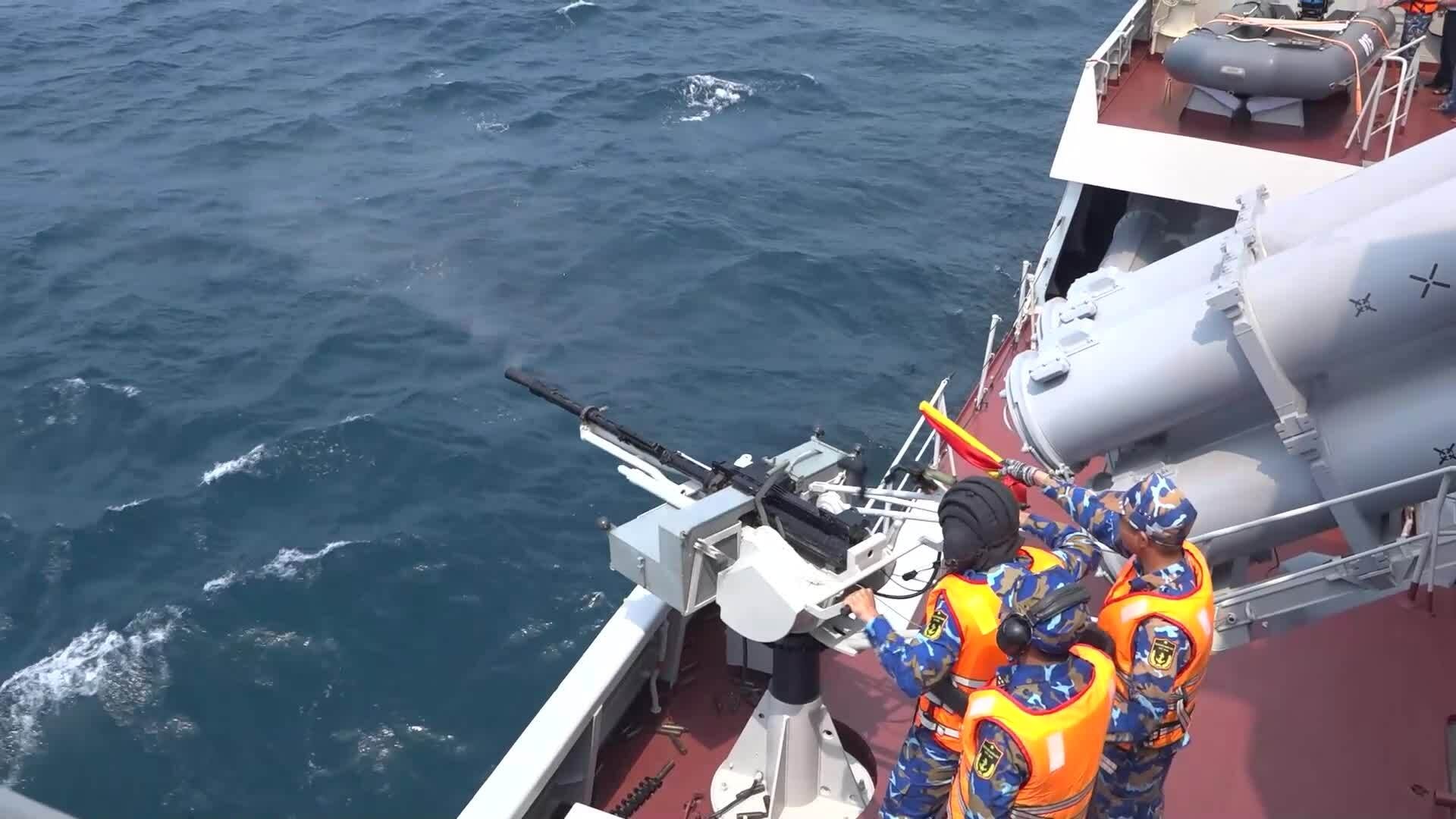 Hải quân Việt - Trung tập bắn đạn thật chống cướp biển