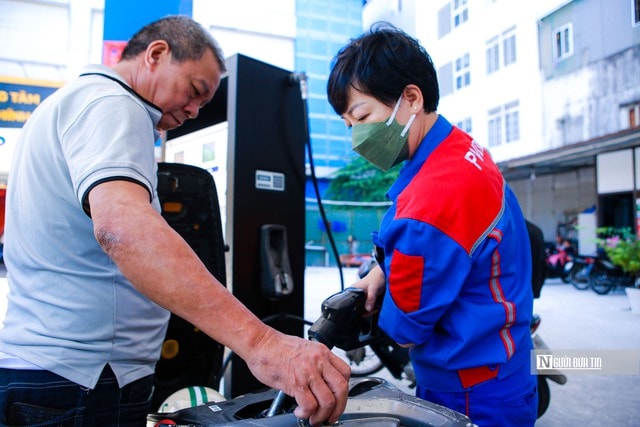 Bộ Chính trị yêu cầu bảo đảm nguồn cung, giá nhiên liệu ổn định trong tình hình mới - Ảnh 1.