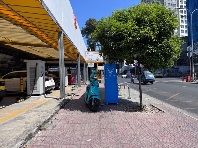 Nhu cầu lắp trạm sạc và tủ đổi pin xe điện bùng nổ năm 2026 - Ảnh 1.