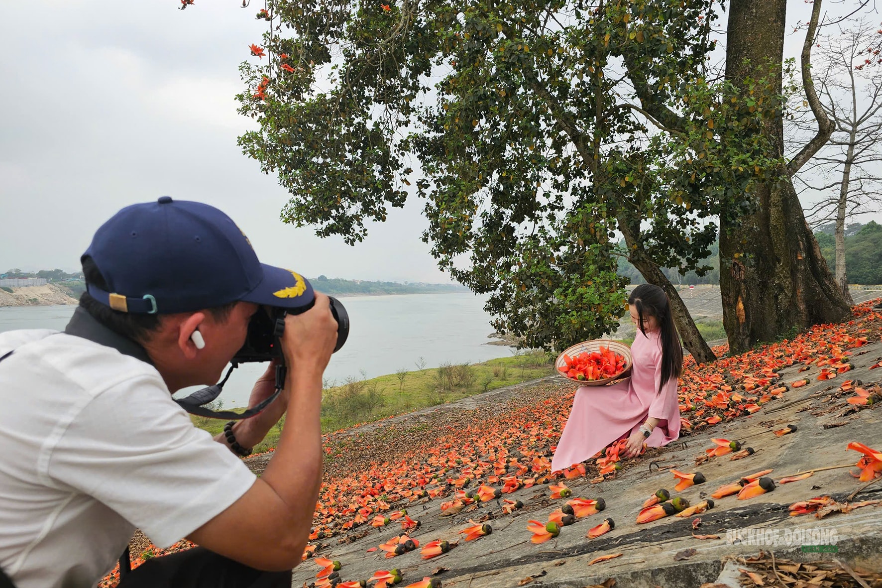 Sắc đỏ hoa gạo nhuộm thắm triền sông- Ảnh 9.