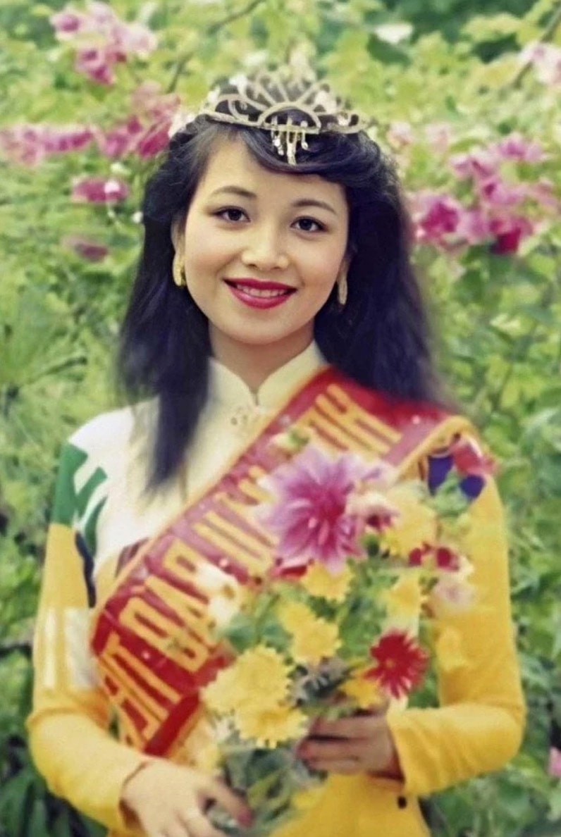 Diệu Hoa đăng quang Hoa hậu Việt Nam 1990.