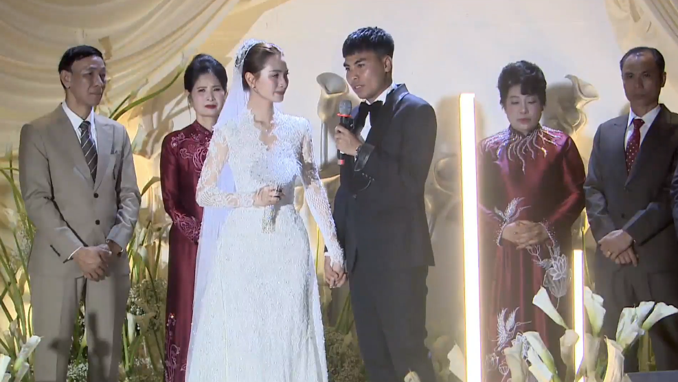 Cầu thủ Đức Huy cũng không giấu được xúc động.