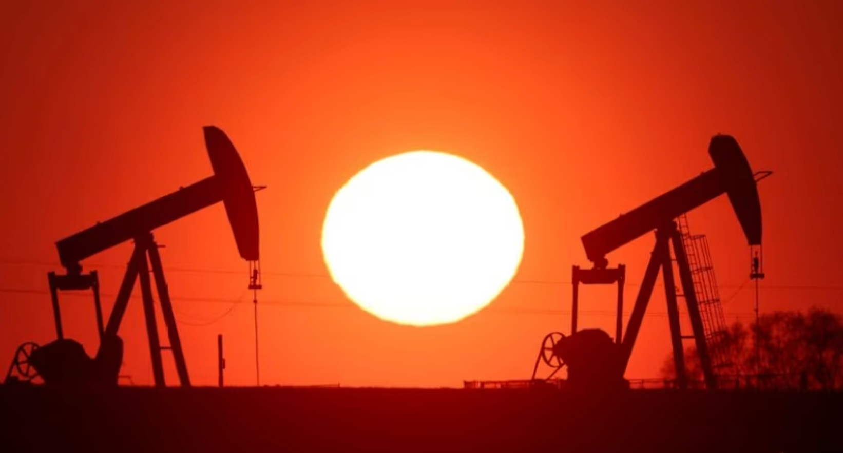 Mặt trời lặn phía sau những giàn khoan dầu bên ngoài Vaudoy-en-Brie gần Paris, Pháp. (Ảnh: Reuters)