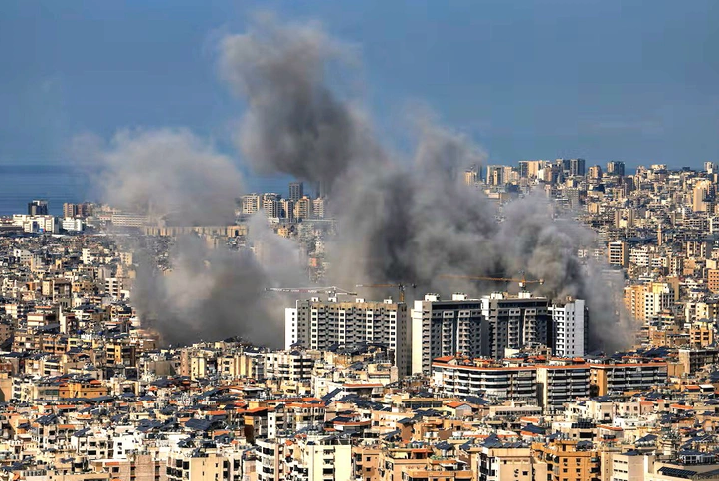 Khói bốc lên sau sự leo thang căng thẳng giữa Hezbollah và Israel. (Ảnh: Reuters)