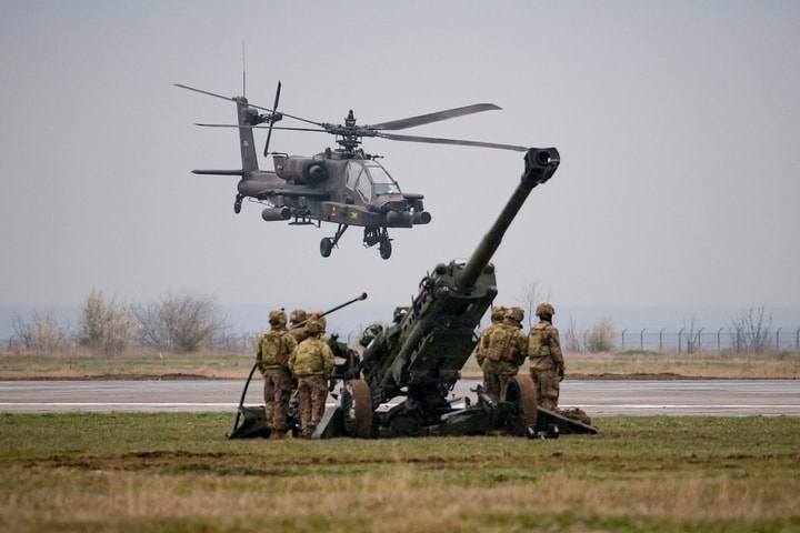 Trực thăng tấn công Apache của Sư đoàn Dù 101 Mỹ trong cuộc diễn tập tại căn cứ không quân Mihail Kogalniceanu. (Ảnh: AP/Vadim Ghirda)