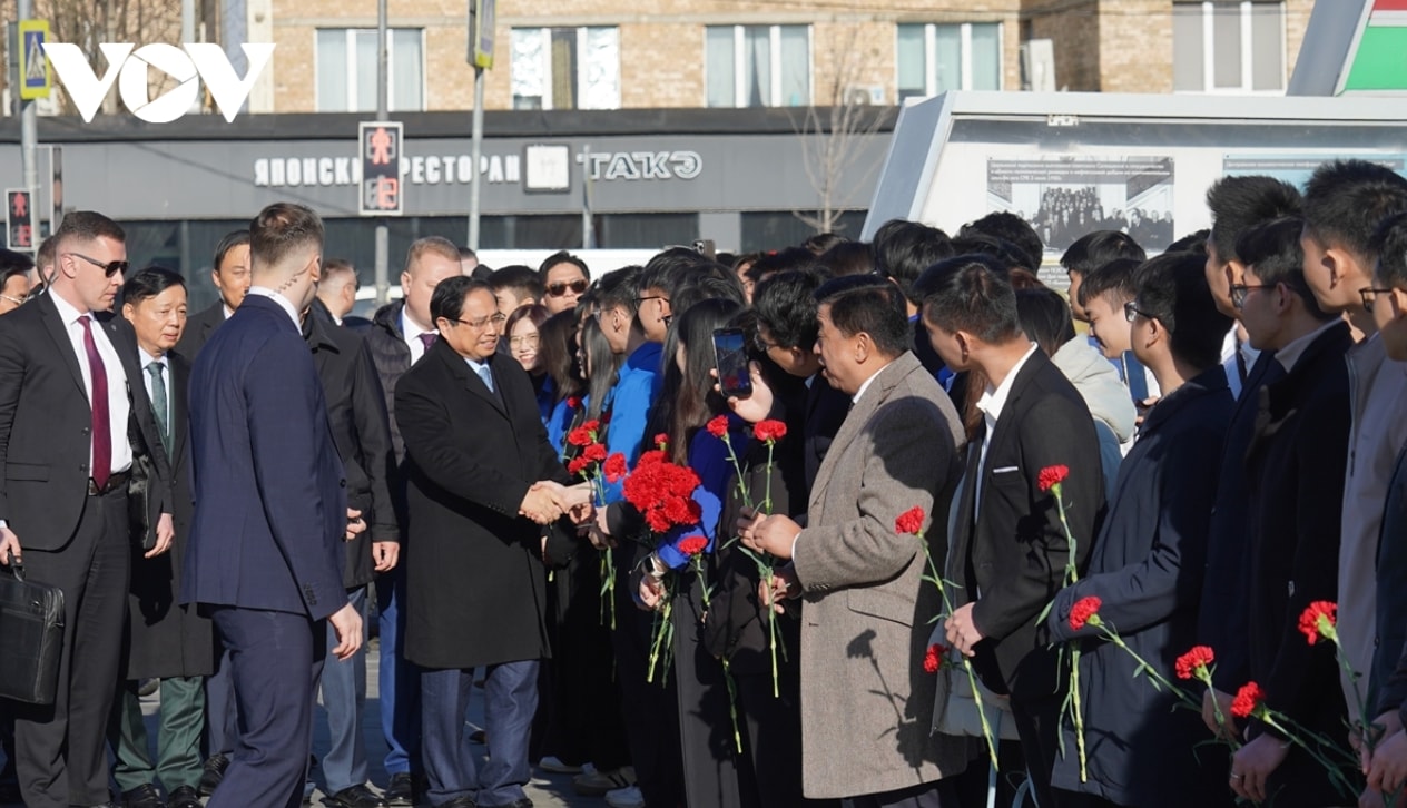 Thủ tướng Phạm Minh Chính đặt hoa tại Tượng đài Chủ tịch Hồ Chí Minh tại Moskva - 6