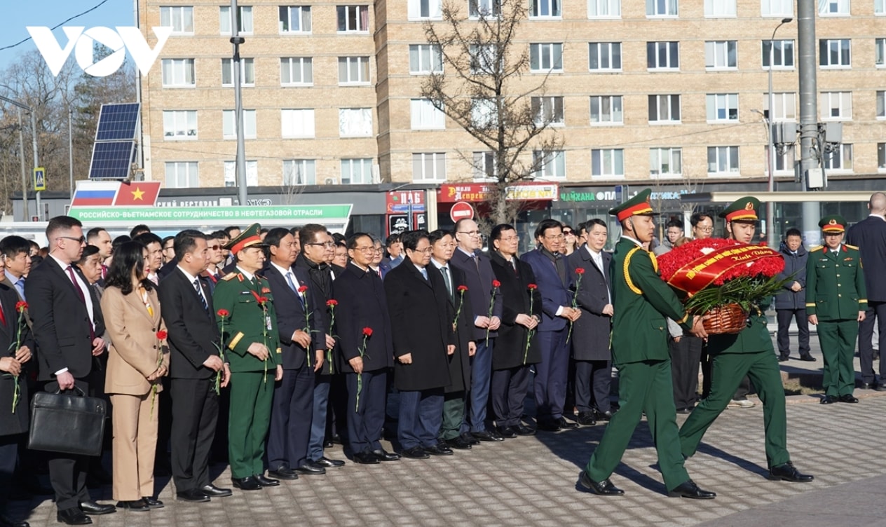Thủ tướng Chính phủ Phạm Minh Chính và Đoàn đại biểu cấp cao Việt Nam đã đặt hoa tại Tượng đài Chủ tịch Hồ Chí Minh.