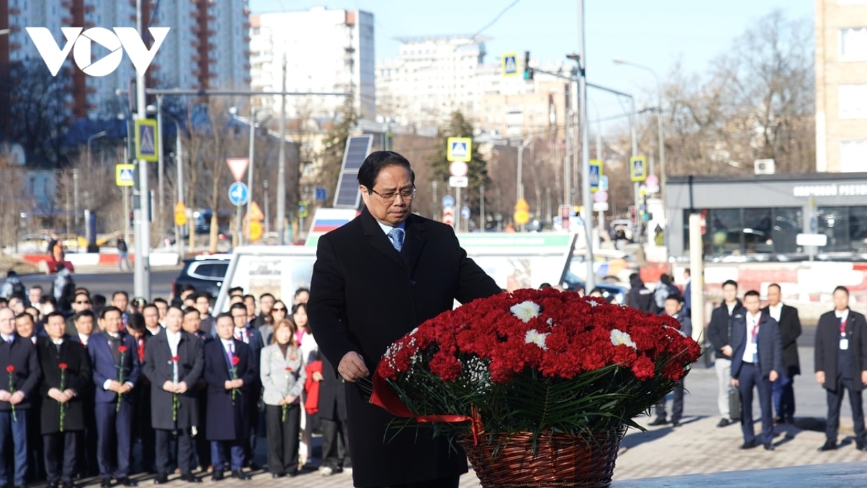 Thủ tướng Phạm Minh Chính đặt hoa tại Tượng đài Chủ tịch Hồ Chí Minh tại Moskva