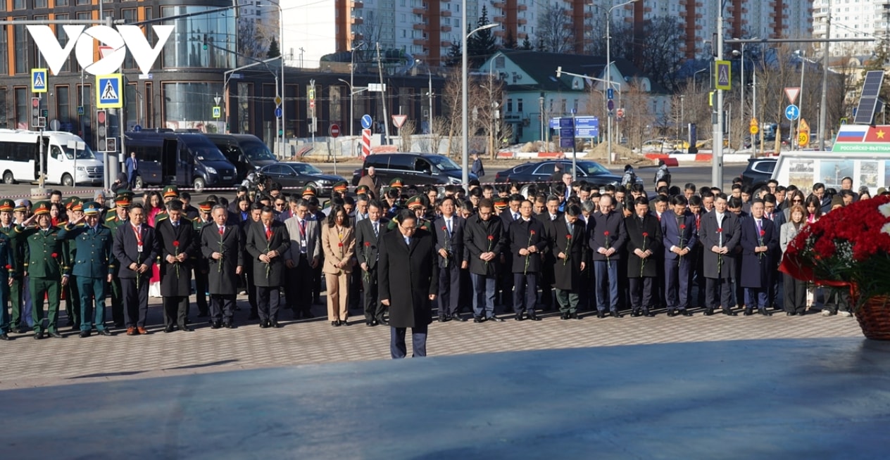 Thủ tướng Chính phủ Phạm Minh Chính và Đoàn đại biểu cấp cao Việt Nam đã đặt hoa tại Tượng đài Chủ tịch Hồ Chí Minh.