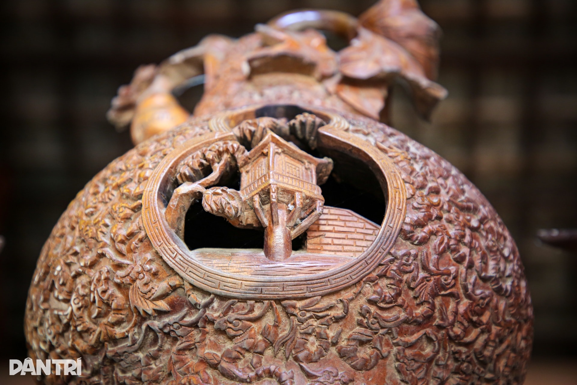 Quả bầu gỗ khắc hơn 1.000 con rồng được trả 3 tỷ đồng chủ vẫn không bán - 4 Quả bầu gỗ khắc hơn 1.000 con rồng được trả 3 tỷ đồng chủ vẫn không bán - 4