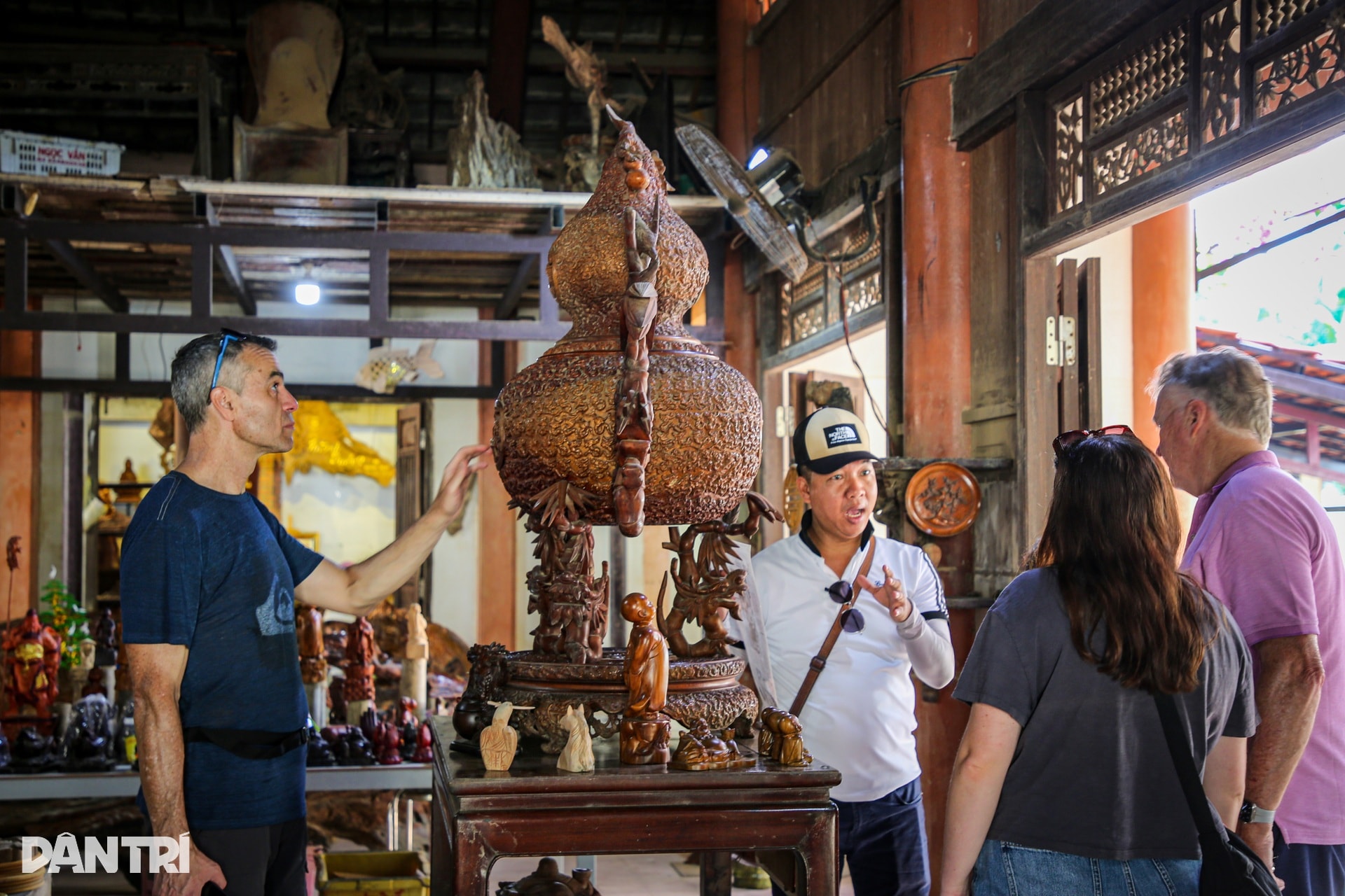 Quả bầu gỗ khắc hơn 1.000 con rồng được trả 3 tỷ đồng chủ vẫn không bán - 5 Quả bầu gỗ khắc hơn 1.000 con rồng được trả 3 tỷ đồng chủ vẫn không bán - 5