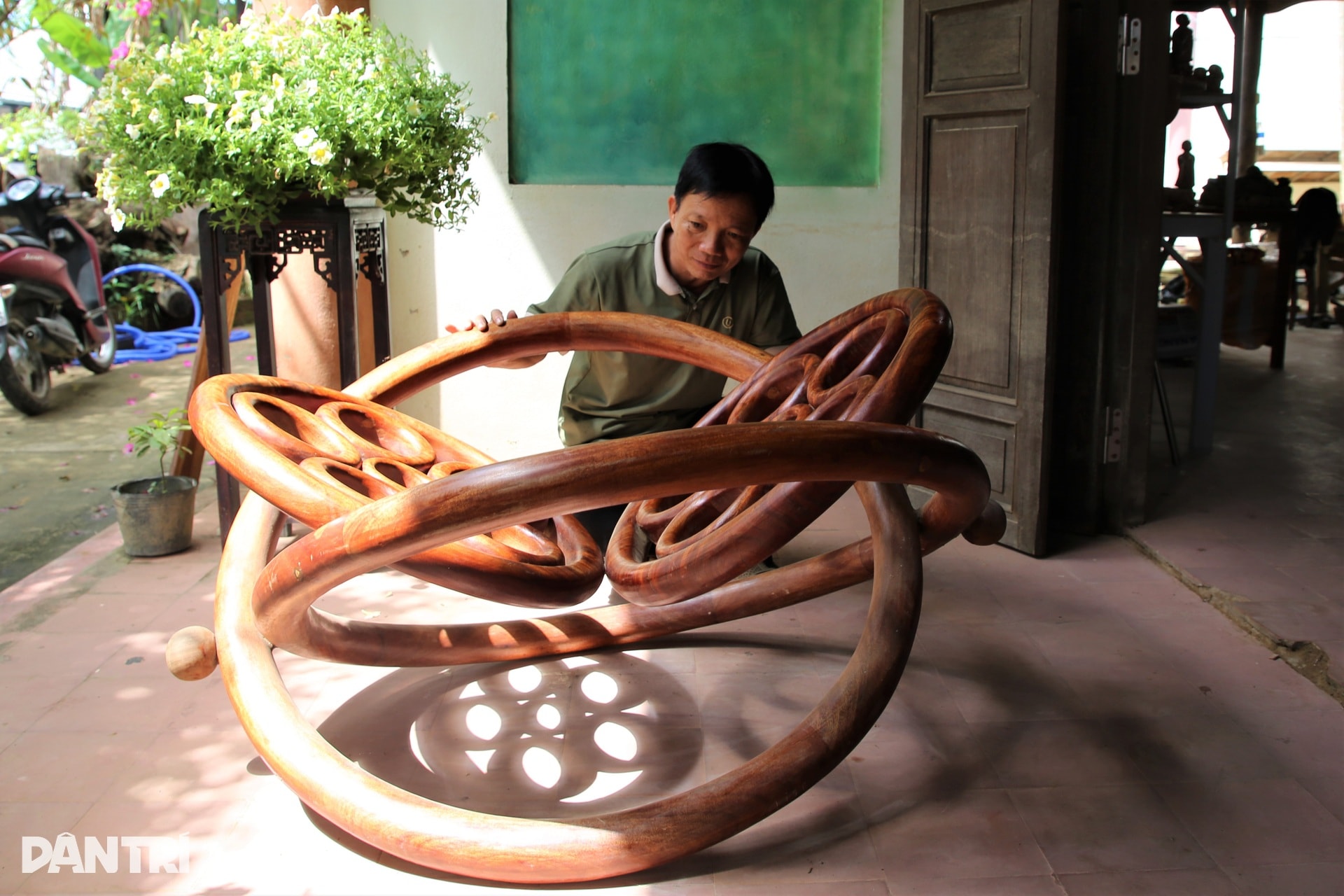 Quả bầu gỗ khắc hơn 1.000 con rồng được trả 3 tỷ đồng chủ vẫn không bán - 9 Quả bầu gỗ khắc hơn 1.000 con rồng được trả 3 tỷ đồng chủ vẫn không bán - 9