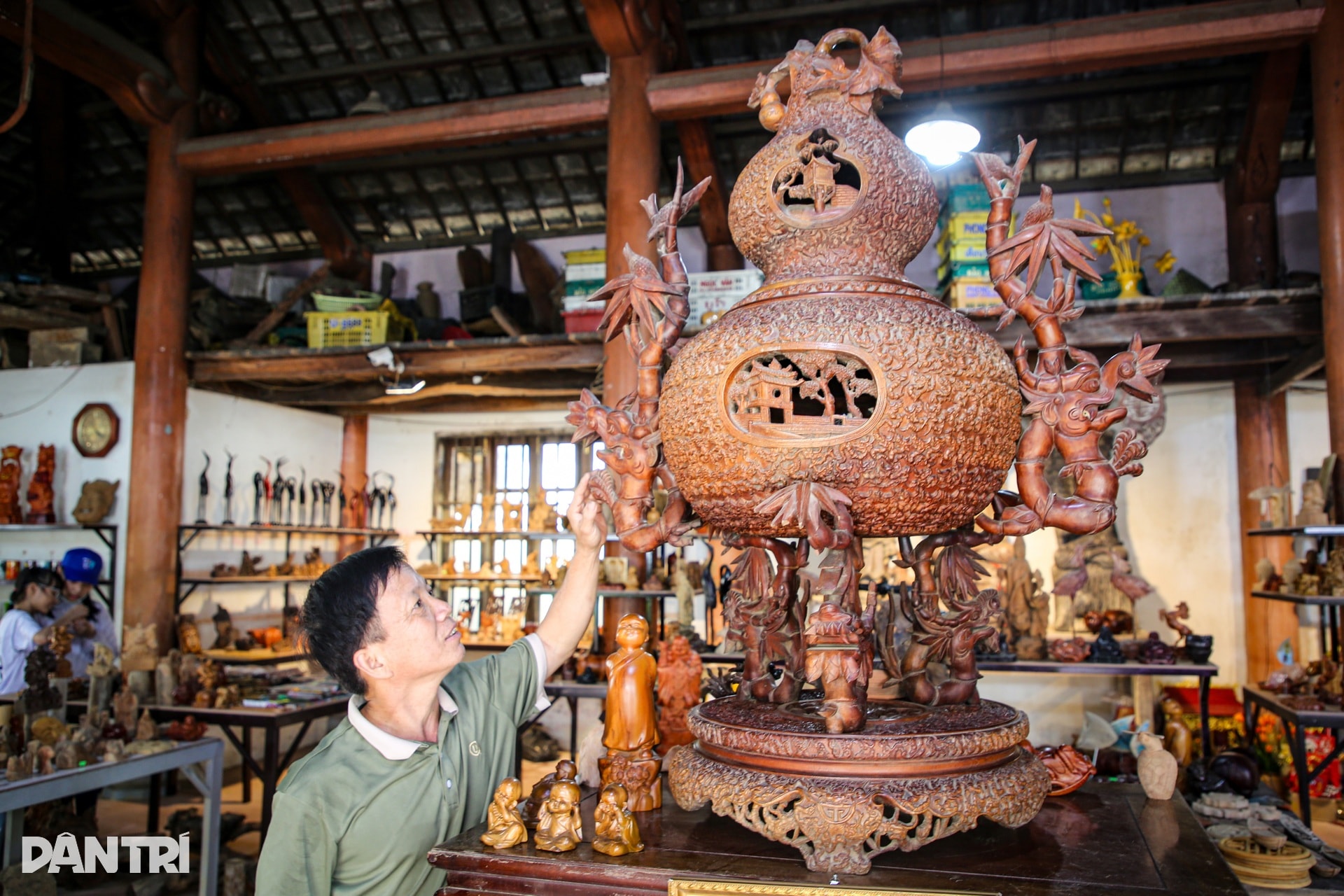 Quả bầu gỗ khắc hơn 1.000 con rồng được trả 3 tỷ đồng chủ vẫn không bán - 2 Quả bầu gỗ khắc hơn 1.000 con rồng được trả 3 tỷ đồng chủ vẫn không bán - 2