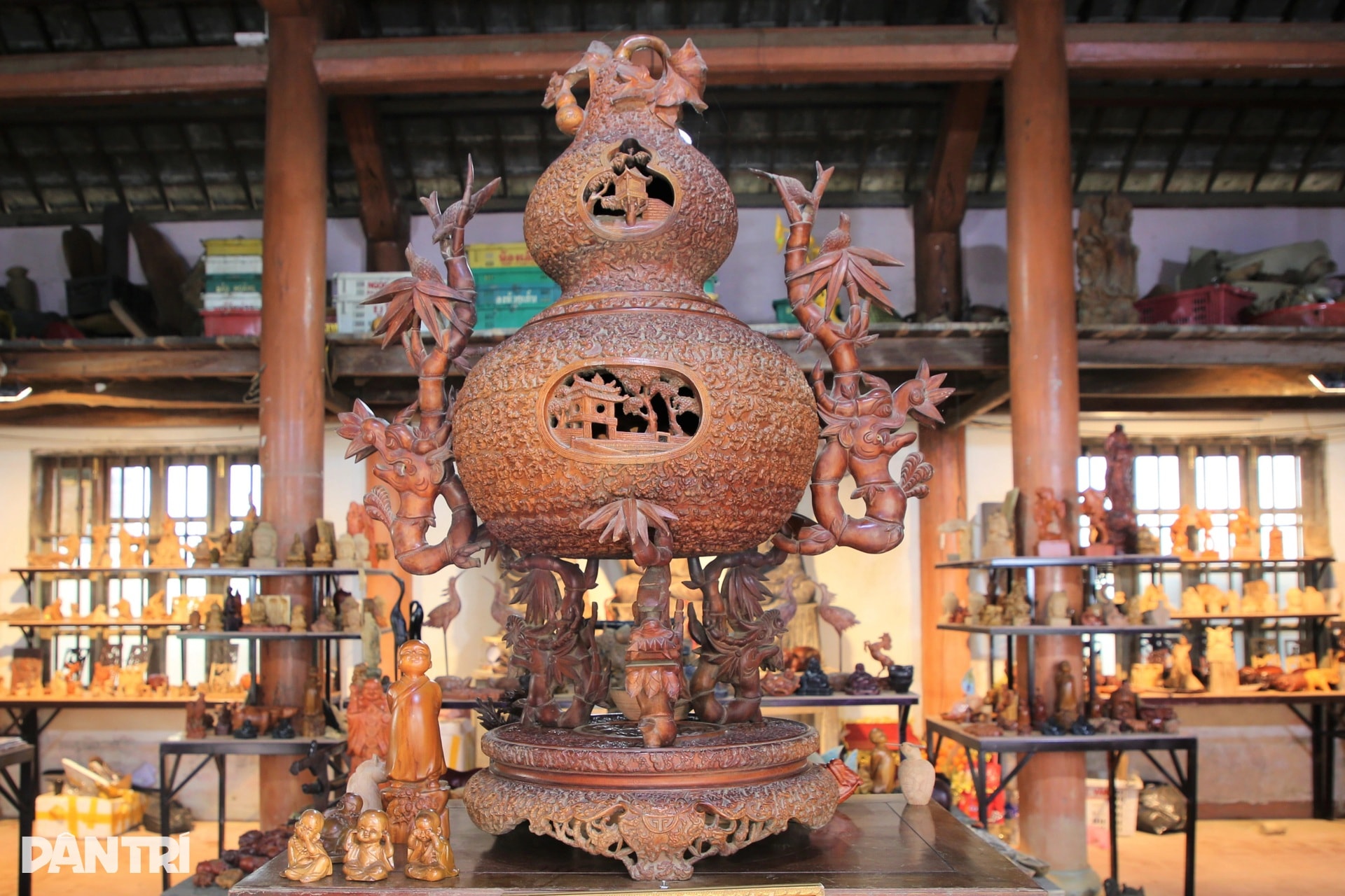 Quả bầu gỗ khắc hơn 1.000 con rồng được trả 3 tỷ đồng chủ vẫn không bán - 3 Quả bầu gỗ khắc hơn 1.000 con rồng được trả 3 tỷ đồng chủ vẫn không bán - 3