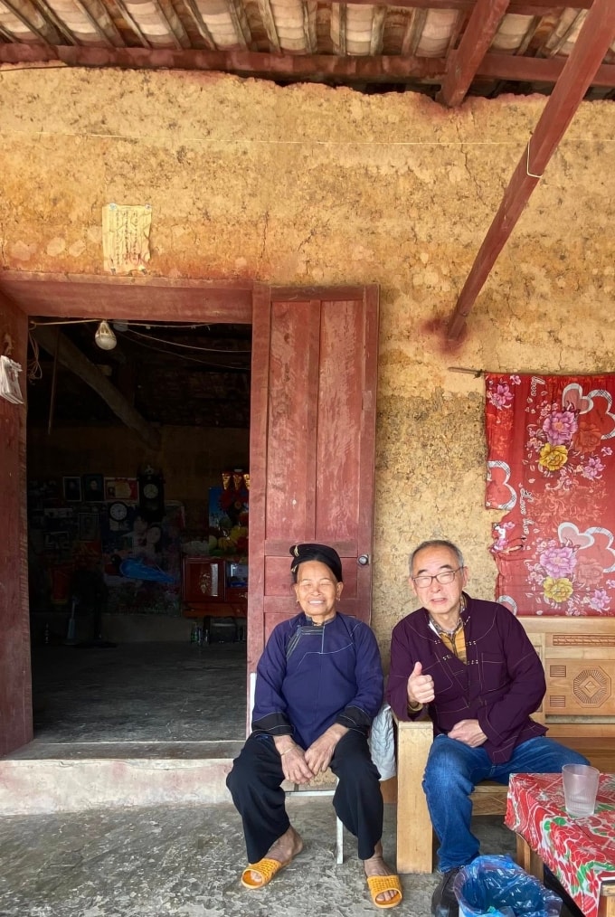 Ông Ogura thăm nhà người Nùng ở Hà Giang.