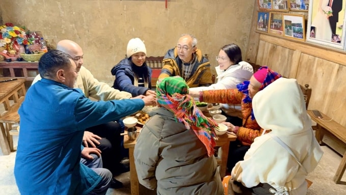Ông Yasushi Ogura (áo vàng), nhậu cùng người dân Lô Lô Chải, tháng 1.