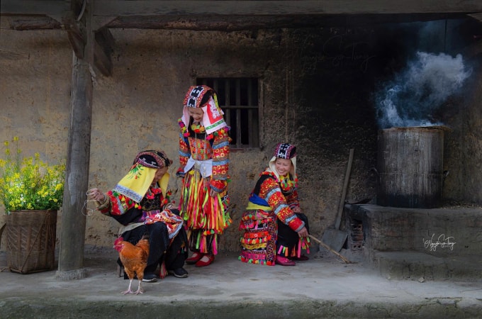 Gia đình em Hương bên căn nhà trình tường ở Lô Lô Chải.