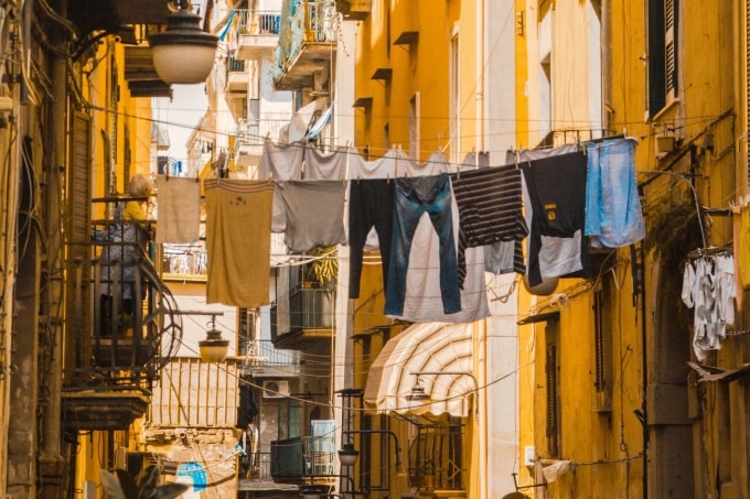 Một con phố treo đầy quần áo ở Italy. Ảnh: Galaxus