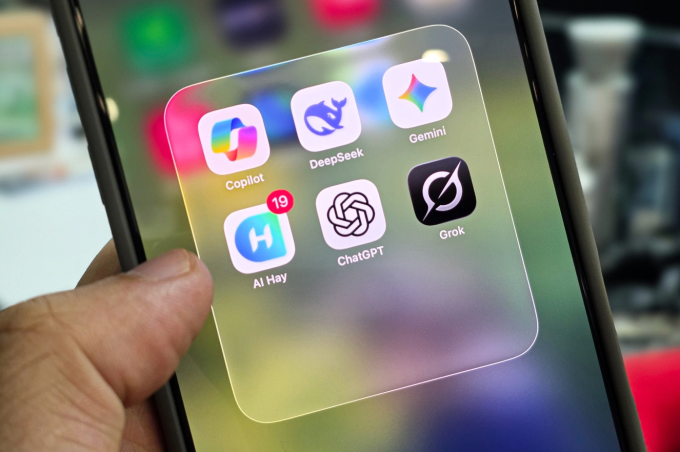 Một số ứng dụng AI tạo sinh trên điện thoại Copilot, DeepSeek, Gemini, AI Hay, ChatGPT, Grok. Ảnh: Lưu Quý