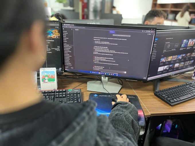 Thu Phương (23 tuổi, Hà Nội) đang nhờ AI xem bói. Ảnh: T.T