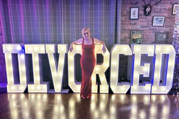Toni Harding, 42 tuổi tổ chức tiệc ăn mừng ly hôn cùng 90 người thân, bạn bè, tháng 1/2026. Ảnh: Kennedy News and Media