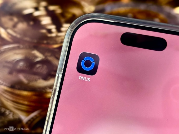Logo ứng dụng sàn tiền số ONUS trên màn hình điện thoại. Ảnh: Tất Đạt