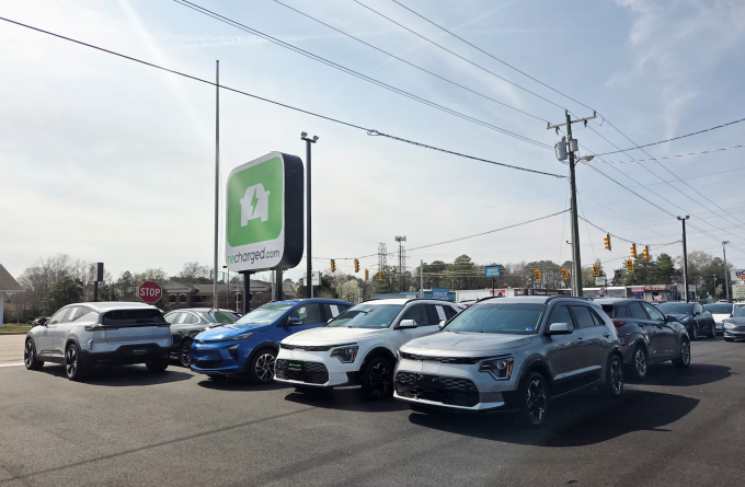 Hàng dài ôtô tại bãi đỗ của đại lý xe điện Recharged, ở Richmond, Virginia, Mỹ, ngày 13/3. Ảnh: Reuters