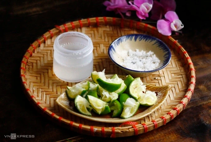 Người bị tăng huyết áp nên hạn chế uống chanh muối. Ảnh: Bùi Thủy