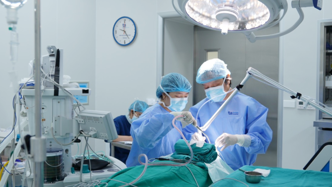 Phó giáo sư Vĩnh (thứ hai bên trái sang) cùng êkíp phẫu thuật cho anh Thanh. Ảnh: Bệnh viện Đa khoa Tâm Anh