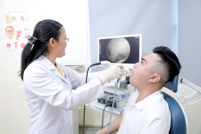 Bác sĩ Hằng đang nội soi họng cho người bệnh. Ảnh minh họa: Bệnh viện Đa khoa Tâm Anh