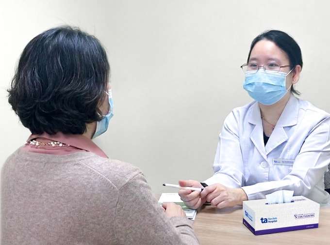 PGS Lâm tư vấn cho chị Thu hướng điều trị. Ảnh: Bệnh viện Đa khoa Tâm Anh