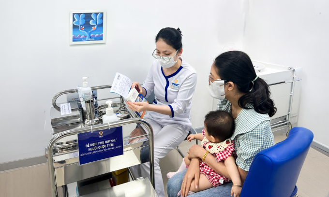 Chị Ngân đưa con gái đến VNVC Châu Thành, An Giang tiêm vaccine não mô cầu Bexsero phòng nhóm B. Ảnh: Mộc Thảo