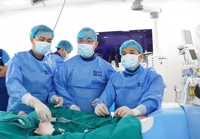 Êkip can thiệp cấp cứu tái thông mạch vành cho người bệnh. Ảnh: Bệnh viện Đa khoa Tâm Anh