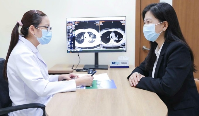 Bác sĩ Thùy tư vấn cho một người phụ nữ khám sức khỏe tổng quát. Ảnh: Bệnh viện Đa khoa Tâm Anh