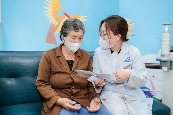 Trẻ dưới 5 tuổi, người cao tuổi, thai phụ và người mắc bệnh mạn tính là nhóm dễ gặp biến chứng nguy hiểm khi mắc cúm. Ảnh: LC