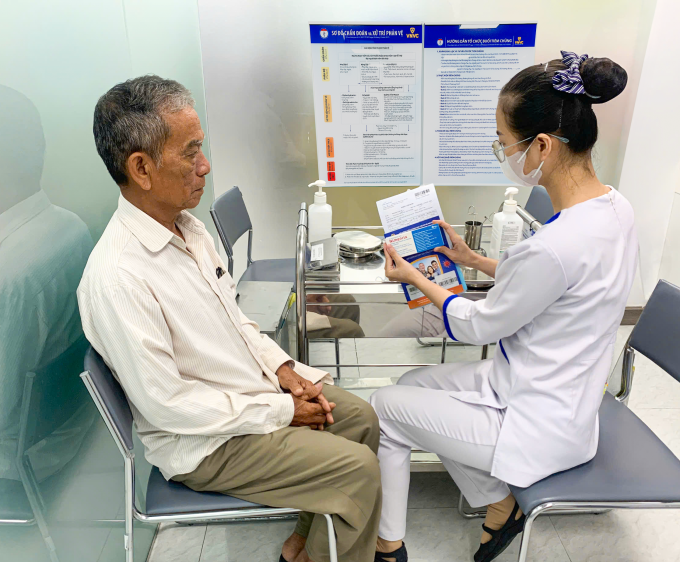 Người cao tuổi tiêm vaccine não mô cầu Nimenrix phòng nhóm A, C, Y, W tại Hệ thống Tiêm chủng VNVC. Ảnh: Mộc Thảo