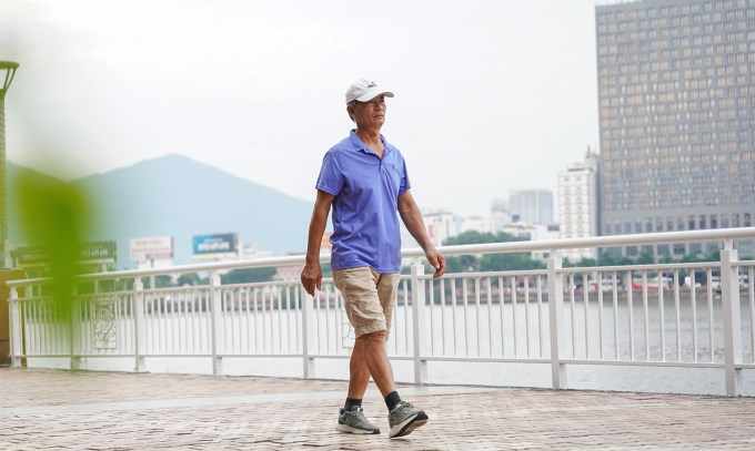 Đi bộ thường xuyên là một hình thức tập luyện vừa phải mạnh mẽ, giúp kéo dài tuổi thọ. Ảnh: Nguyễn Đông