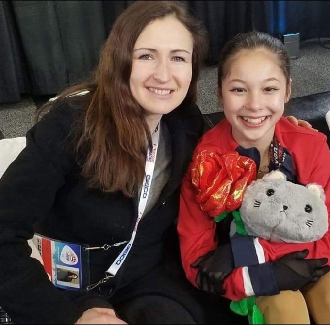 HLV Lipetsky (trái) và Alysa Liu năm 2019 khi cô 14 tuổi. Ảnh: Issuu