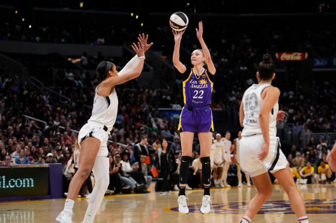 Cameron Brink ném bóng trong trận Los Angeles Sparks gặp Las Vegas tại WNBA ngày 9/6/2024. Ảnh: AP