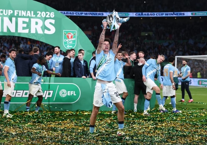 O’Reilly nâng Cup ăn mừng sau trận chung kết Cup Liên đoàn Anh trên sân Wembley, London ngày 22/3/2026. Ảnh: Reuters