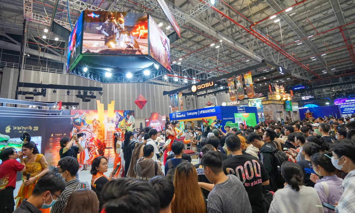 Các khu trò chơi tại Vietnam GamveVerse 2025 kẹt cứng khách tham quan. Ảnh: GameVerse