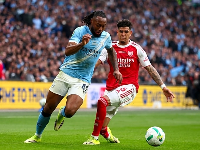 Semenyo đi bóng qua Hincapie. Ảnh: Man City