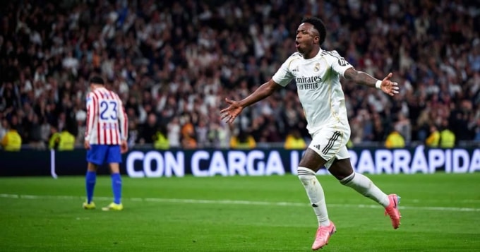 Vinicius mừng cú đúp trong trận Real 3-2 Atletico ở vòng 29 La Liga tối 22/3. Ảnh: AFP