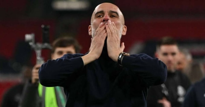 Guardiola mừng chiến thắng sau trận chung kết Cup Liên đoàn tối 22/3, Man City 2-0 Arsenal. Ảnh: AFP